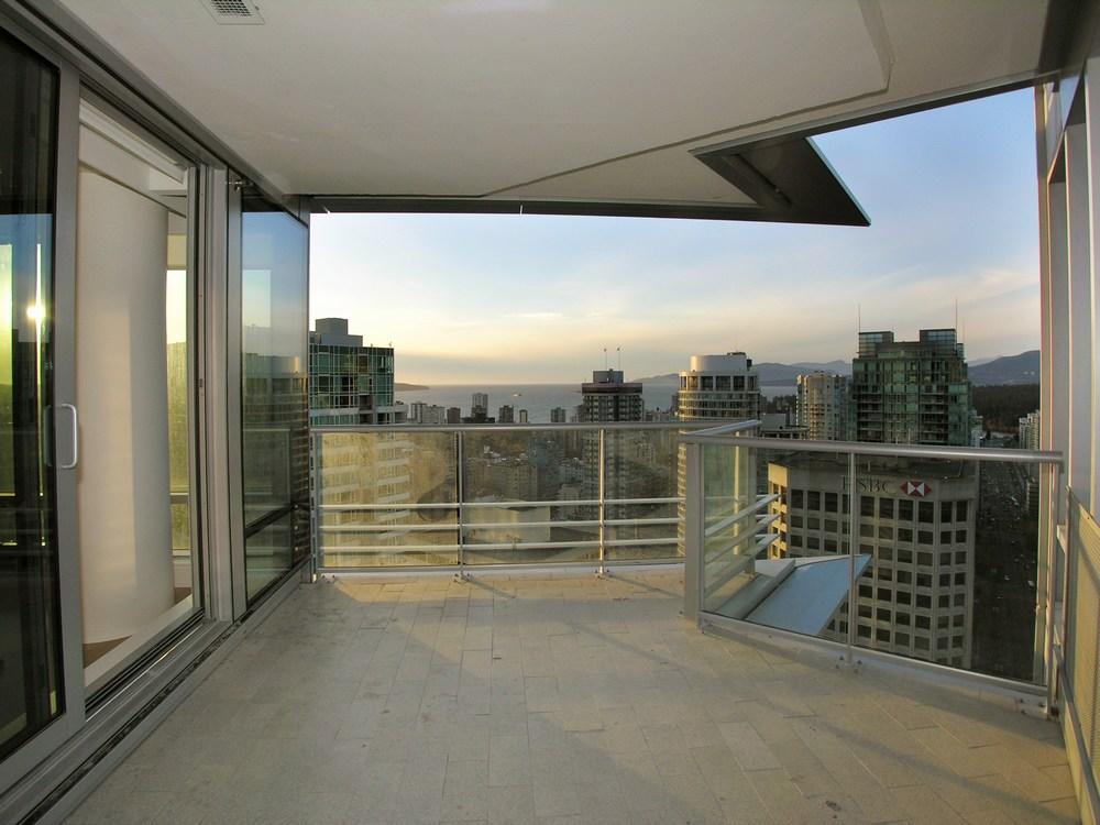 2566 YORK AV photo 7