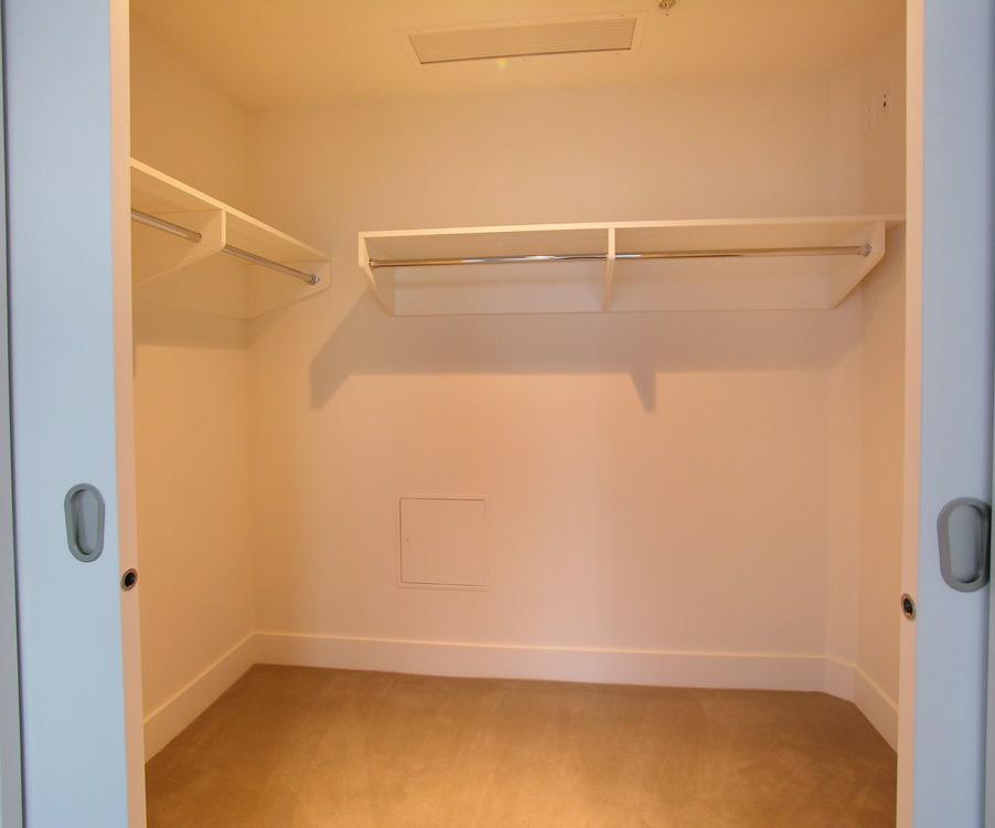 2566 YORK AV photo 17