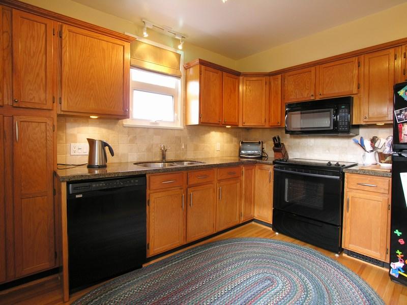 1472 W 40TH AV photo 10