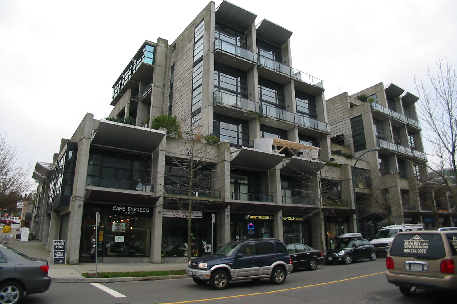  412 W 8th  Ave