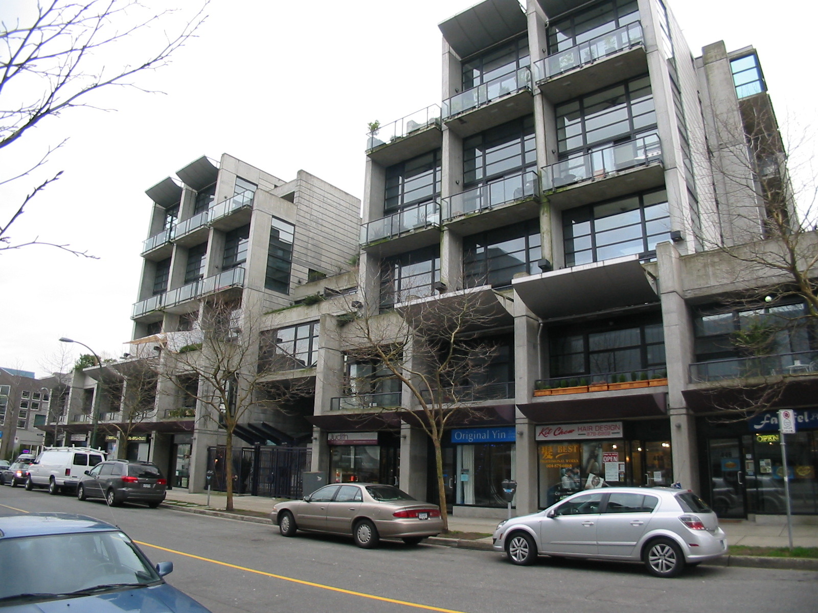  412 W 8th  Ave photo 2