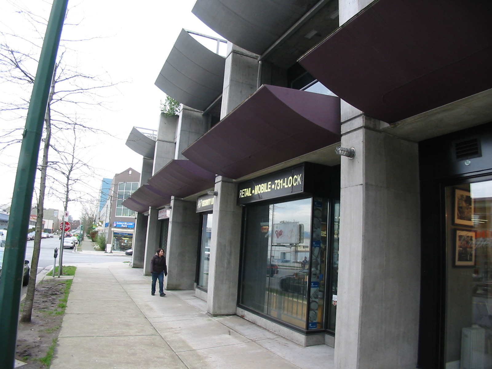  412 W 8th  Ave photo 3