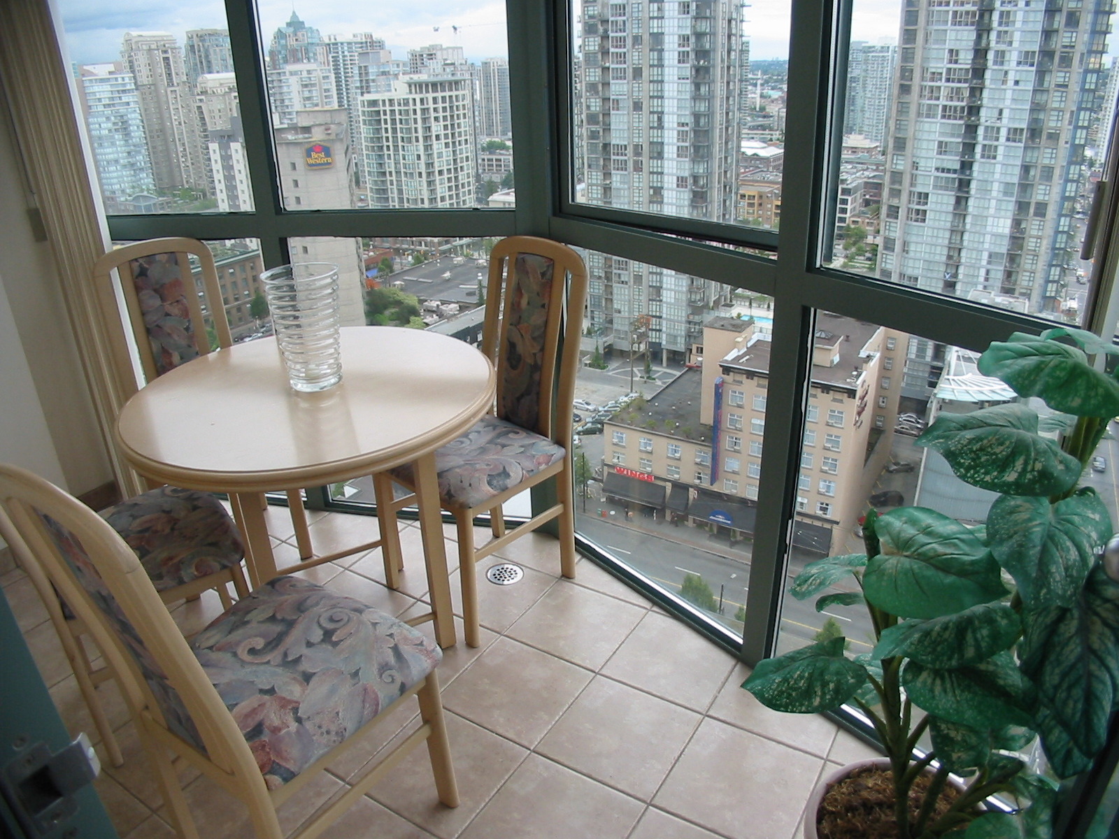 # 2004 1188 HOWE ST photo 17