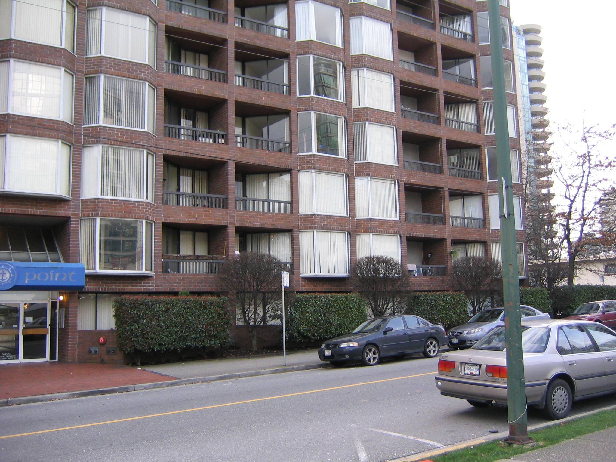 # 104 950 DRAKE ST photo 2