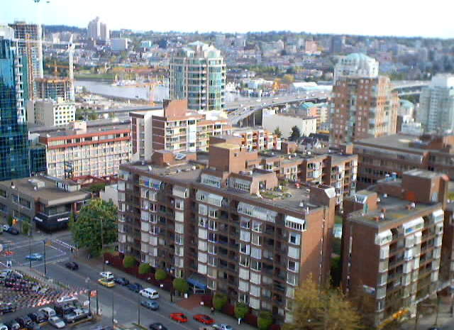 # 104 950 DRAKE ST photo 3