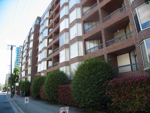 # 110 950 DRAKE ST photo 2