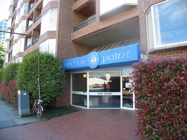 # 110 950 DRAKE ST photo 3