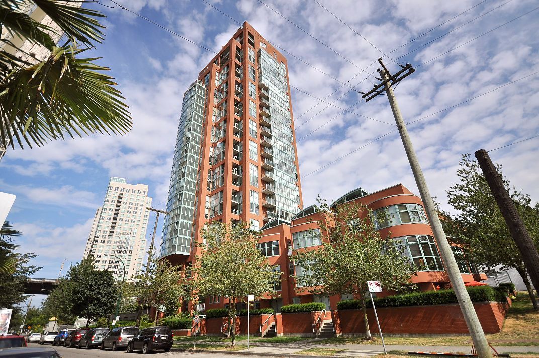 # 2102 907 BEACH AV photo 2