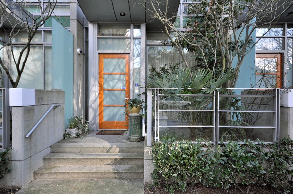 1271 ALBERNI ST photo 3