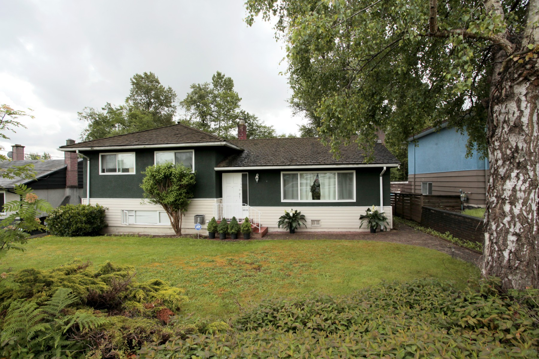  4364 MOSCROP Street photo 2