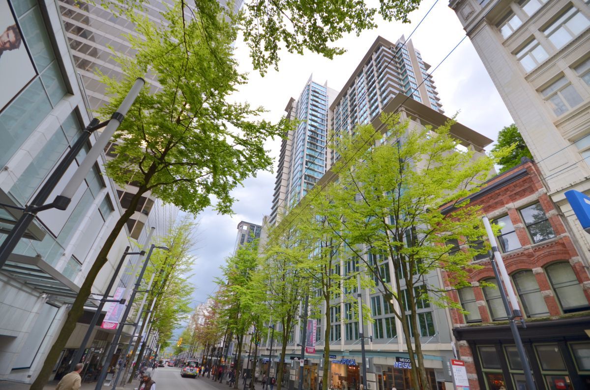 # 2304 610 GRANVILLE Street