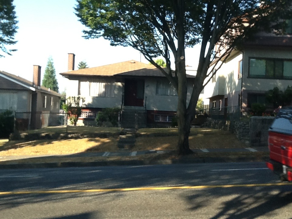 1421 E 1ST Ave photo 3