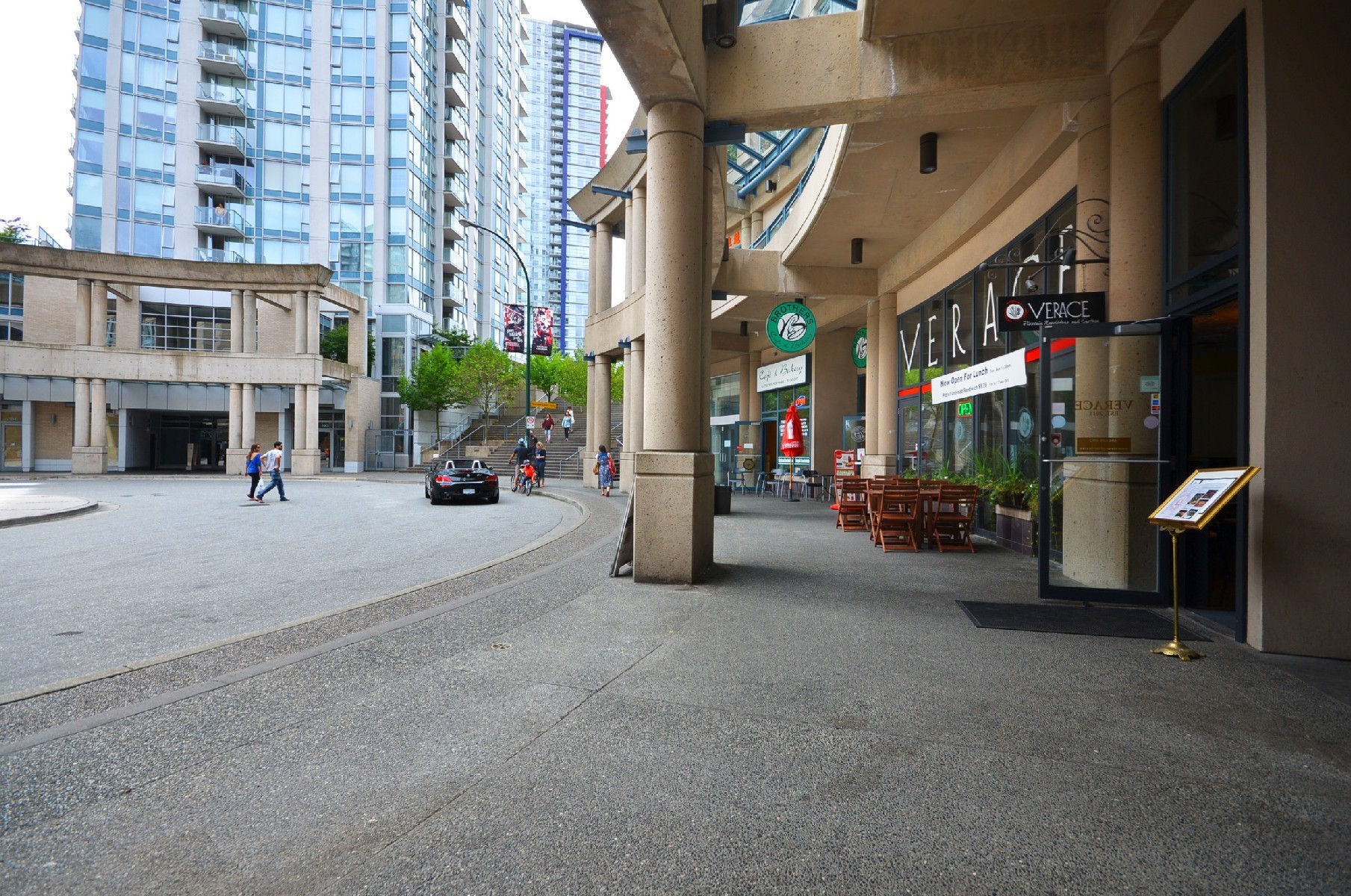 # 402 183 KEEFER PL photo 24