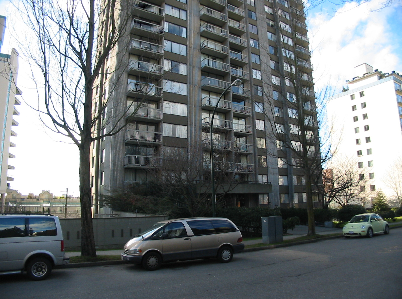 # 904 1330 HARWOOD photo 2