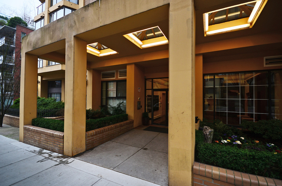 # 302 488 HELMCKEN ST photo 3