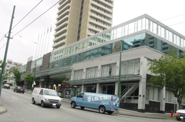  1400 ROBSON Street photo 2