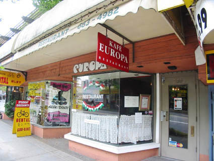 735 DENMAN Street photo 3