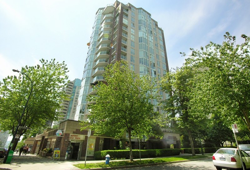 # 1402 1010 BURNABY ST photo 4