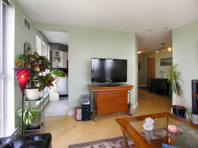 # 1402 1010 BURNABY ST photo 13