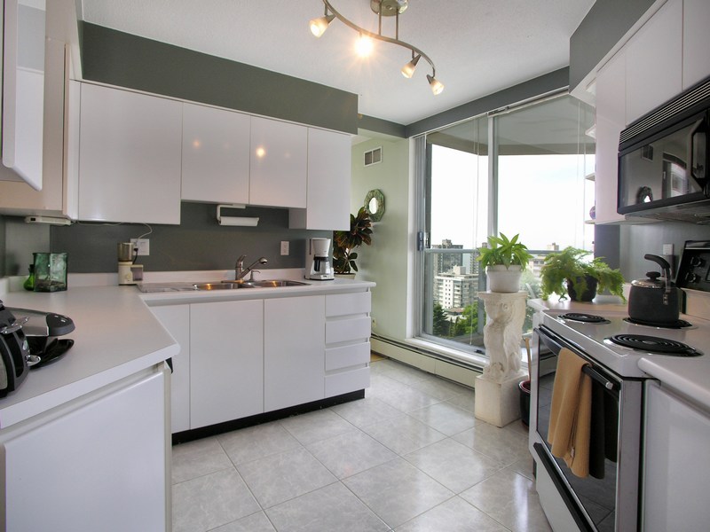 # 1402 1010 BURNABY ST photo 15