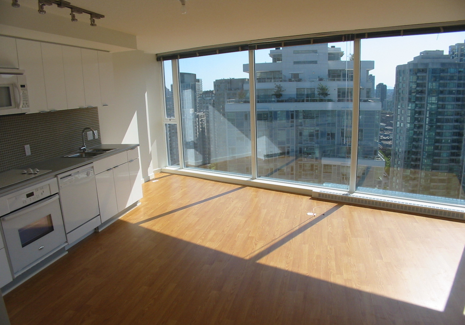 # 2609 233 ROBSON ST photo 13