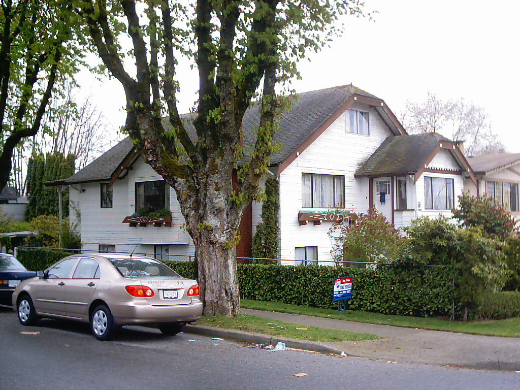  1076 E 20th  AVE